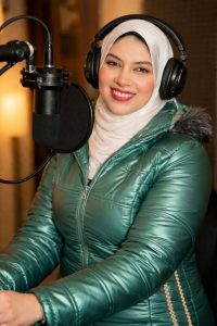 ندى سليمان: معلمة تصنع الوعي بصوتٍ “مظبوط” ورسالة تعيد للإعلام قيمته